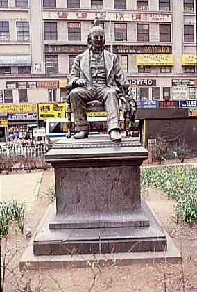 Greeley Square: Es una “isla” en el medio del tráfico, que tiene una bella estatua de Orase Greely, fundador del Tribune.