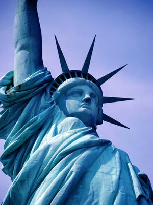 La Estatua de la Libertad de estilo gótico y revestida de terracota blanca.