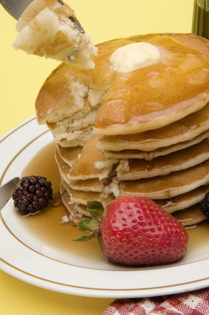 Pancakes o Panqueques: Los gruesos y dulces pancakes se sirven generalmente con sirope (jarabe) de arce, como parte del desayuno. Puede añadírsele a la masa, antes de cocinarla, fruta fresca o seca