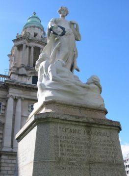 El Titanic Memorial: Es un caro construido en 1913 en memoria de los muero en el hundimiento del Titanic. Se alza en Fulton Street.