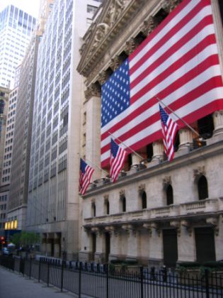 Wall Street: Se llama así por la muralla que una vez sirvió para mantener a los indios algonquinos fuera de Manhattan. Su angosta calle es hoy en el corazón del centro financiero de la ciudad.