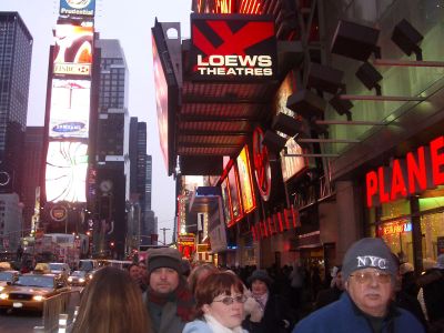 Las calles del Times Square en Nueva York se llenan de gente en épocas navideñas.