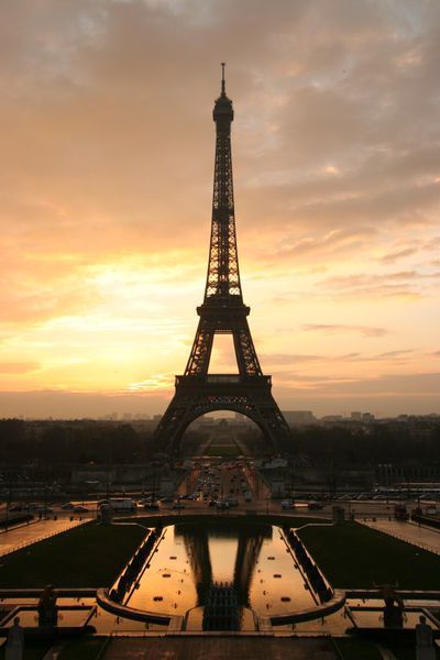 La Torre Eiffel a 100 años de su construcción continúa deslumbrando