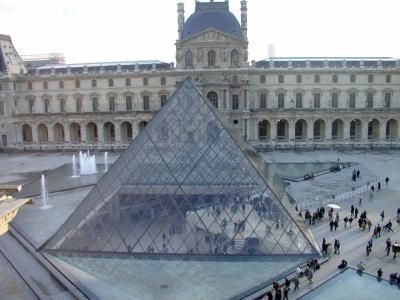 Pirámide del Louvre