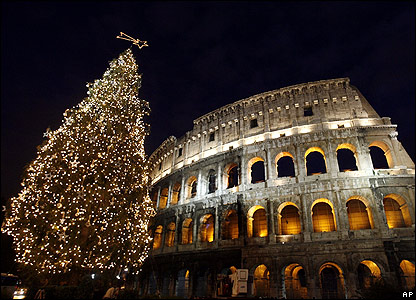 Arbol de Navidad junto al Coliseo Romano en Roma, Italia.