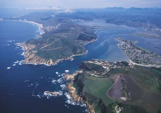 Vista de arriba de la laguna y bosque de Knysna