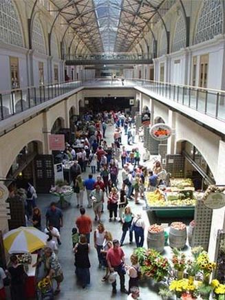 Interiro del Ferry Building plagado de tiendas y locales comerciales