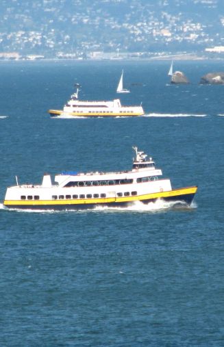 Barcos paseando por las aguas de la Bahía de San Francisco