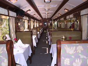 Interior del tren de Machu Picchu