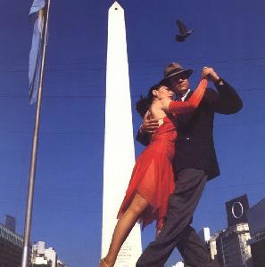 Bailarines de Tango, de fondo el Obelisco