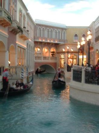 Las tiendas de estilo veneciano del complejo Grand Canal Shoppes, están alineados a lo largo de pasillos entre boutiques y tiendas hasta llegar a una réplica de la Plaza San Marcos de Venecia.