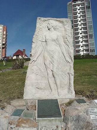 El Monumento Alfonsina Storni se ubica donde la famosa escritoria se suicidó el 25 de Octubre de 1938.