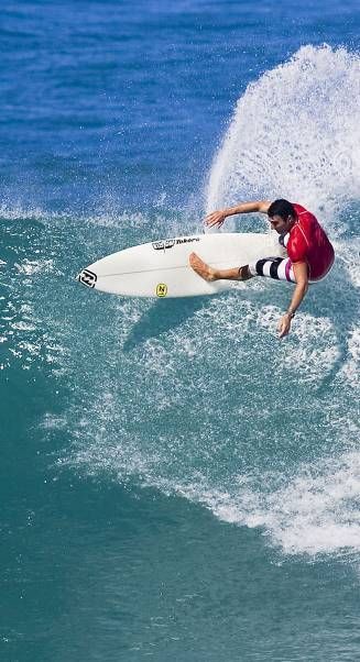 Un surfiesta aprovecha las olas de la ciudad de Mar del Plata.